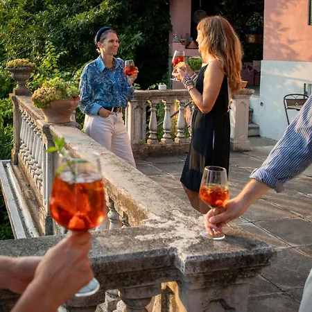 Adriana Oda ve Kahvaltı Bra